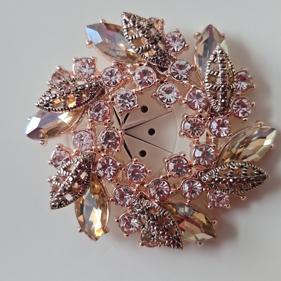 NAPIER BRAND BEAUTIFUL GOLDTONE SPARKLING WREATH FASHION JEWELRY PIN BROOCH - Picture 1 of 16